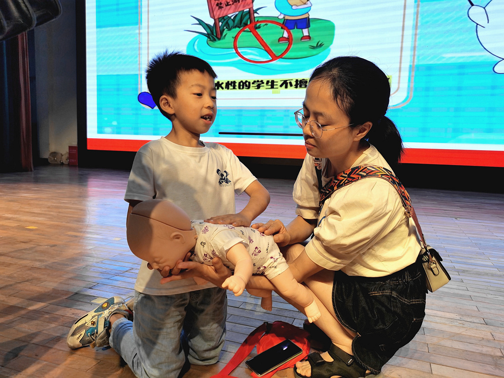 四川省泸州市举行“少年急救官”儿童保护公益活动(图10)
