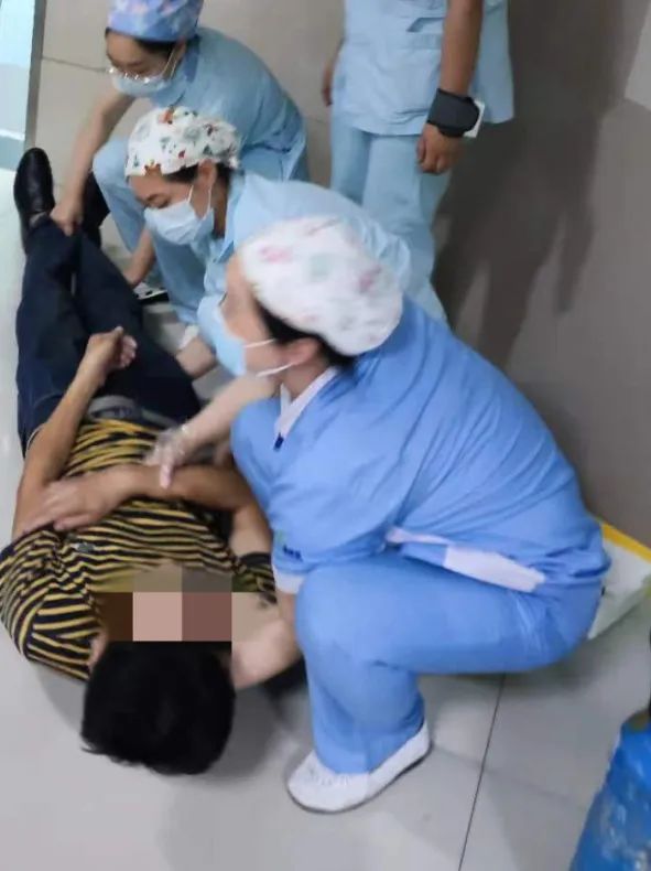 男子突然倒在了科室门口......