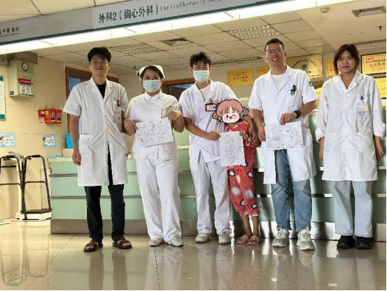 “缺心眼”女孩送礼，医生：收了！
