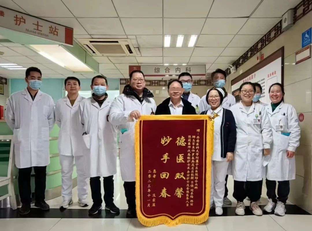 泸州一男子还在搓麻将，突然就“耷起”了！
