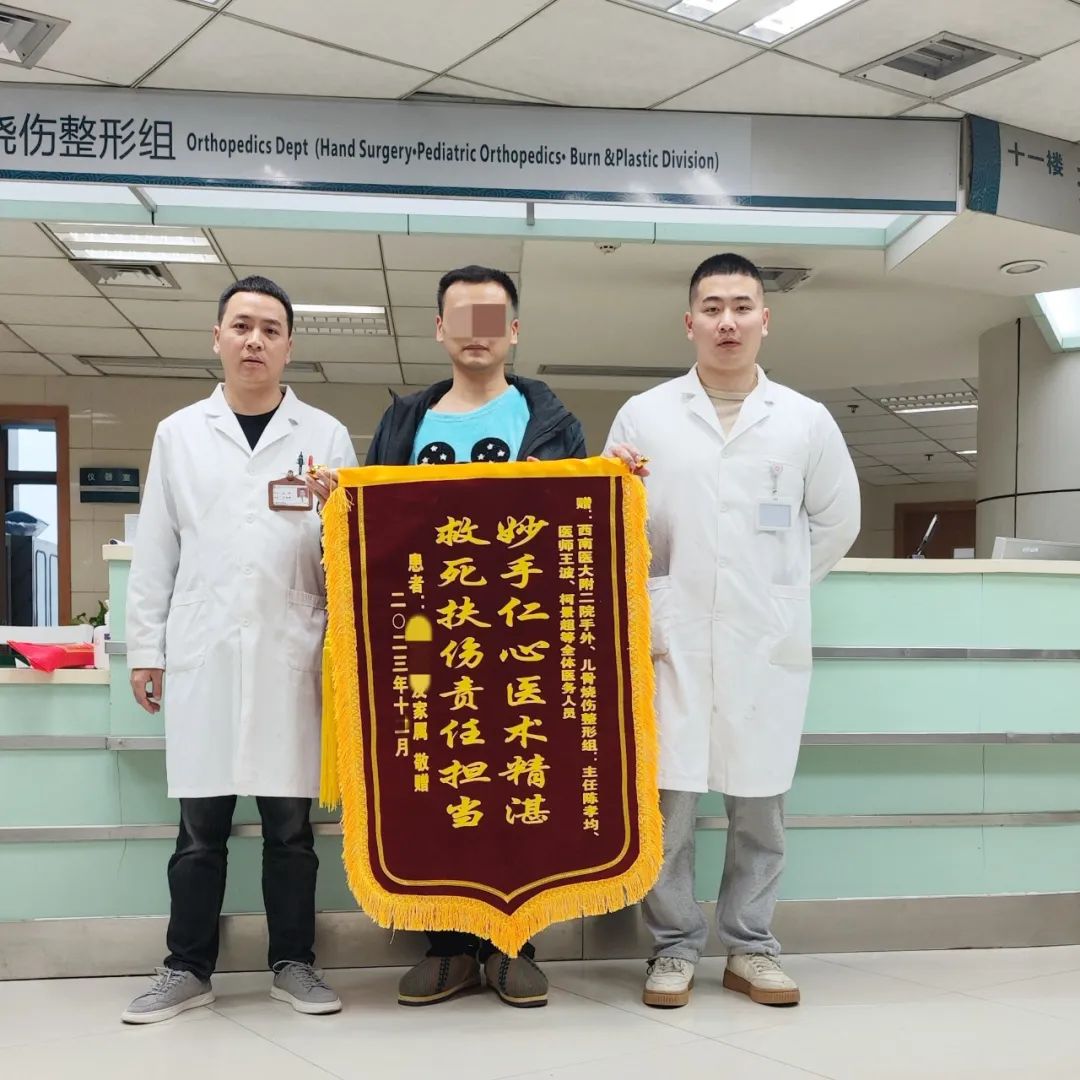 泸州小伙被桌子压断3根手指，6个小时，接好！